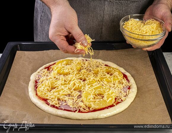 Сверху посыпьте тертым сыром. Готовьте в заранее разогретой духовке при 180°C 20 минут.