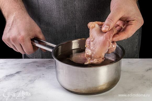 Куриное филе отварите в подсоленное воде до готовности.