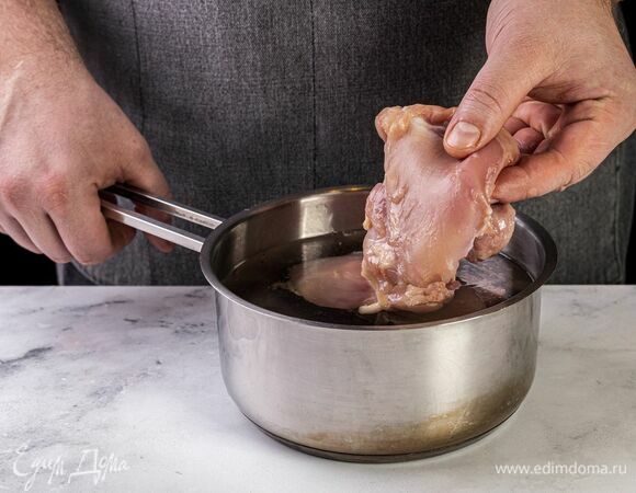 Куриное филе отварите в подсоленное воде до готовности.