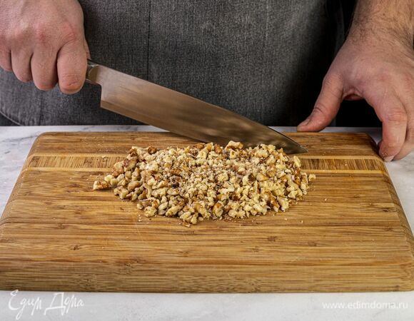 Грецкие орехи крупно порубите, выложите в глубокую чашу.
