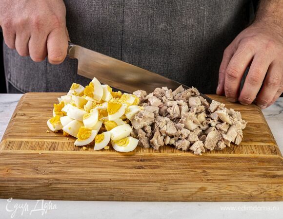 Добавьте нарезанные кубиком яйца и куриное филе.