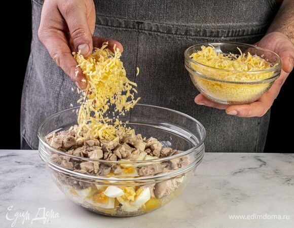 Добавьте тертый сыр.
