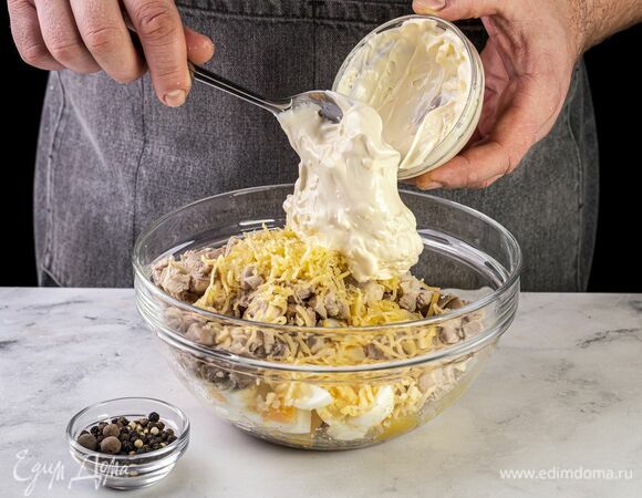 Заправьте салат майонезом, поперчите, перемешайте.