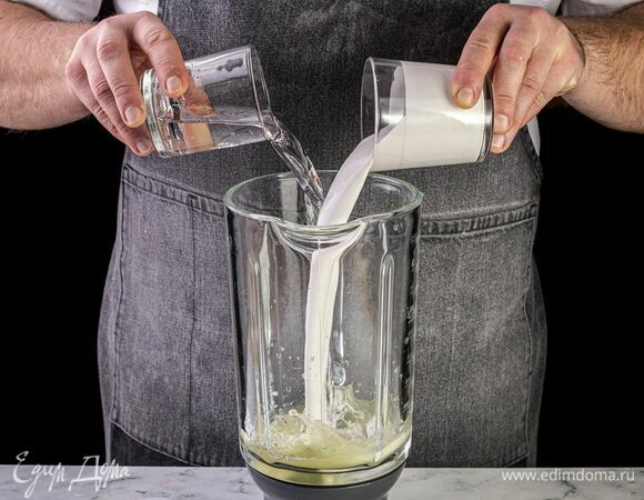 К ананасовому соку добавьте светлый ром и кокосовое молоко.