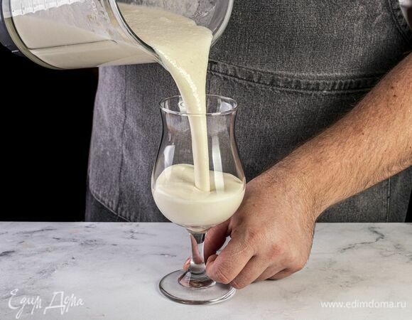 Измельчите все ингредиенты в блендере до однородного состояния. Наполните высокий бокал получившимся напитком.