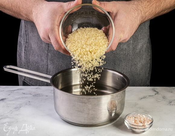 Рис промойте в холодной воде и отварите согласно инструкции на упаковке.