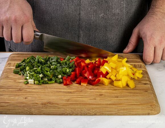 Болгарский перец вымойте, удалите семена и перегородки. Нарежьте кубиком. Зеленый лук промойте и измельчите.
