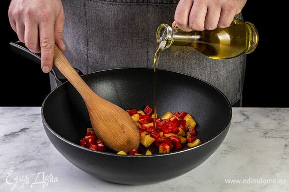 На оливковом масле обжарьте болгарский перец до мягкости.