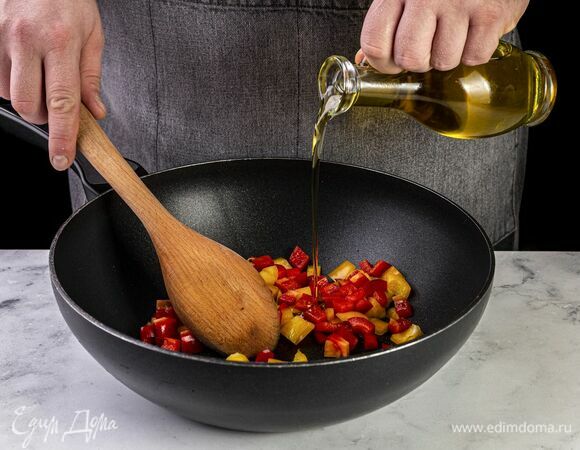 На оливковом масле обжарьте болгарский перец до мягкости.