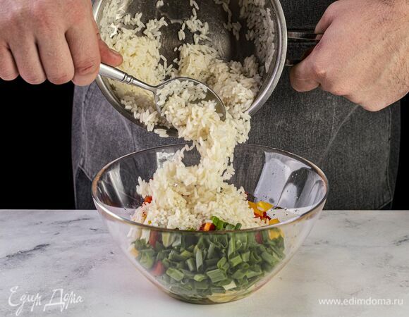 К ананасам добавьте рис, болгарский перец и зеленый лук.