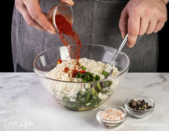 Приправьте начинку специями по вкусу.