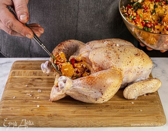 Куриную тушку промакните бумажным полотенцем. Внутри и снаружи натрите солью, перцем и копченой паприкой. Нафаршируйте подготовленной начинкой и зашейте отверстие кулинарной нитью.