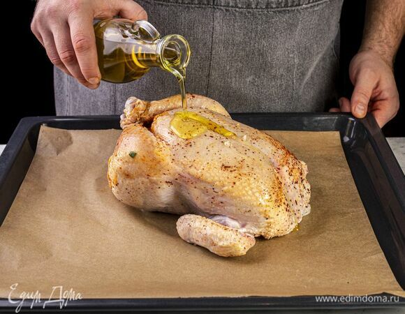 Ножки свяжите, тушку полейте оливковым маслом.