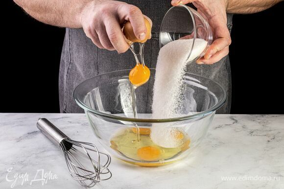 Приготовьте бисквит. В глубокой миске взбейте яйца с сахаром до пышности.
