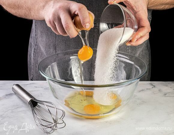Приготовьте бисквит. В глубокой миске взбейте яйца с сахаром до пышности.