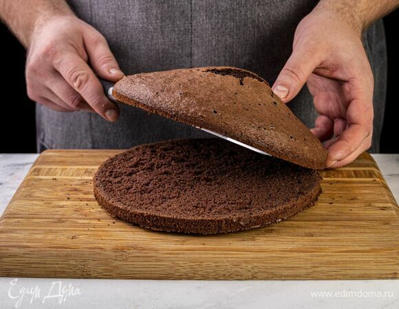 Прежде чем доставать бисквит из формы, остудите его. Разрежьте пополам. Нарежьте верхнюю часть кубиком размером 3 см.