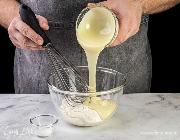 Приготовьте крем. Взбейте жирную сметану со сгущенкой и ванилином.