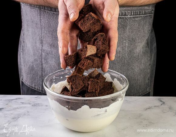 Кубики бисквита смешайте с кремом.