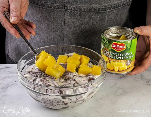 Сформируйте торт. В глубокую чашу выложите кусочки бисквита в креме. Вторым слоем выложите кусочки ананаса Del Monte (435 г).