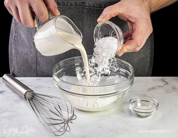 Приготовьте покрытие для торта. Взбейте сливки с сахарной пудрой и ванилином до увеличения массы в объеме.