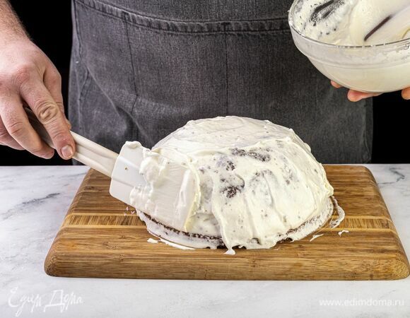 Достаньте охлажденный торт из формы, выложите на тарелку. Смажьте изделие взбитыми сливками.