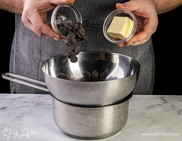 Приготовьте глазурь. На водяной бане растопите и смешайте шоколад и сливочное масло.