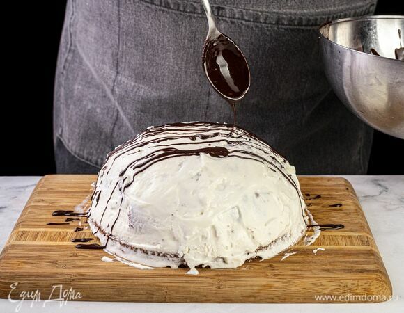 Торт полейте сверху глазурью.