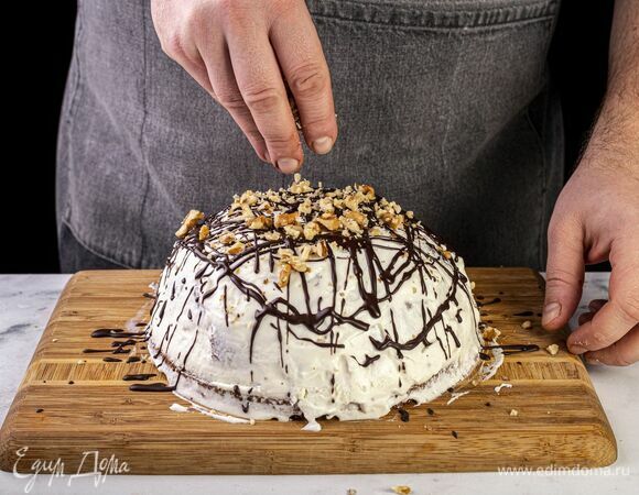 Посыпьте измельченными грецкими орехами и уберите в холодильник еще на 1 час.