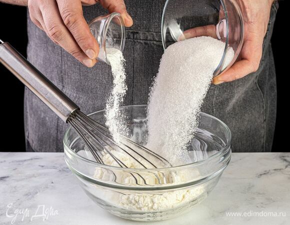 Добавьте сахар и ванилин. Перемешайте.