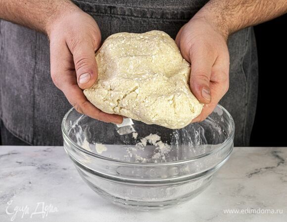 Замесите тесто, накройте его пленкой и уберите в холодильник на 20 минут.