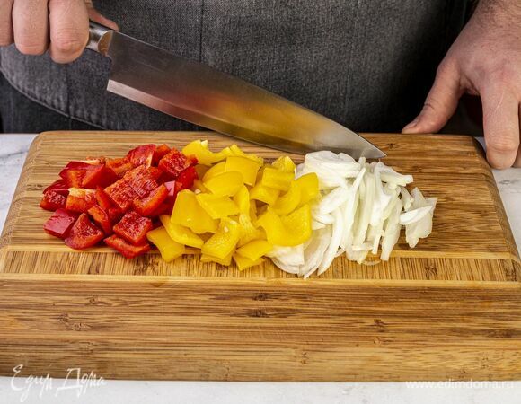 Болгарский перец вымойте, удалите семена и перегородки, нарежьте кубиком. Лук очистите и нарежьте тонкой соломкой.