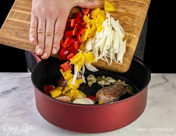 Выложите болгарский перец и лук в сковороду, обжарьте до золотистости.