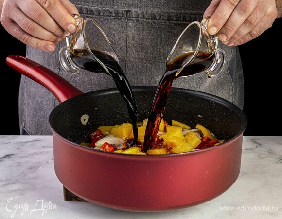 Влейте соевый соус и бальзамический уксус.