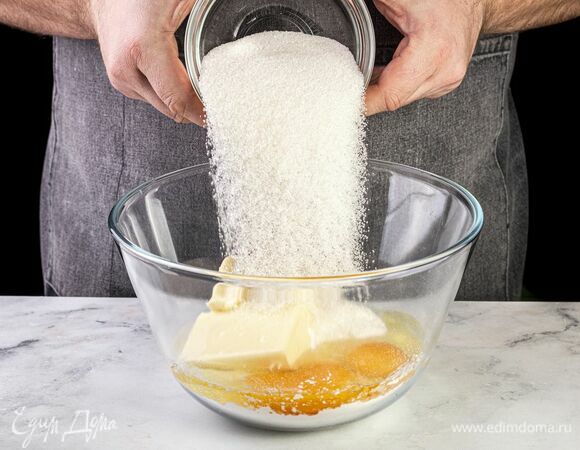Всыпьте сахар и разрыхлитель, замесите тесто.