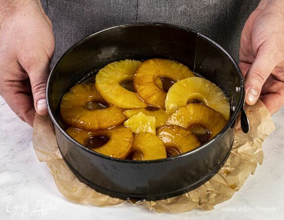 Ананасы в карамели выложите в форму, застеленную пекарской бумагой. Сверху полейте оставшейся карамелью.