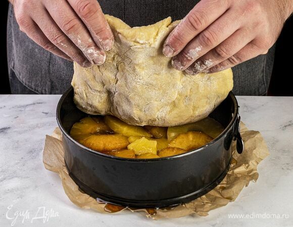 Далее выложите тесто, разровняйте и потрясите форму, чтобы со дна вышел лишний воздух. Выпекайте пирог 25 минут при 180°C.