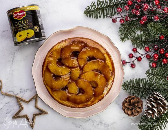 Достаньте форму с пирогом и сразу переверните ее, выложив изделие на тарелку. Подождите, пока пирог остынет, и подавайте к столу!