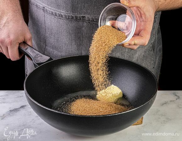 В разогретую сковороду выложите сливочное масло и сахар для начинки. Томите, помешивая, пока не начнет образовываться коричневая карамель.