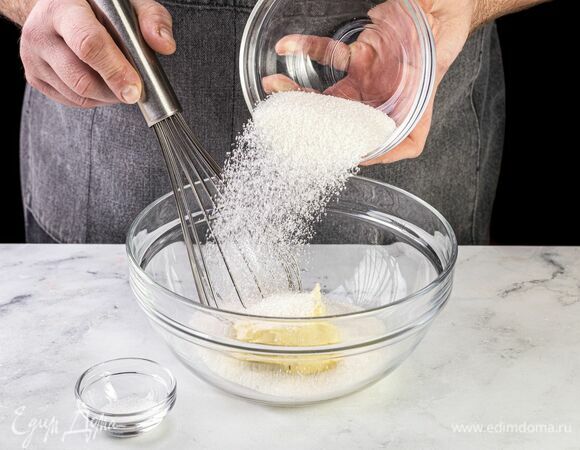 Размягченное сливочное масло разотрите с сахаром и ванильным сахаром.