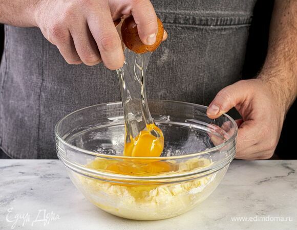 Добавьте яйца, перемешайте венчиком.