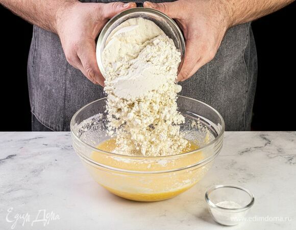 Постепенно всыпьте просеянную муку и разрыхлитесь. Замесите тесто.