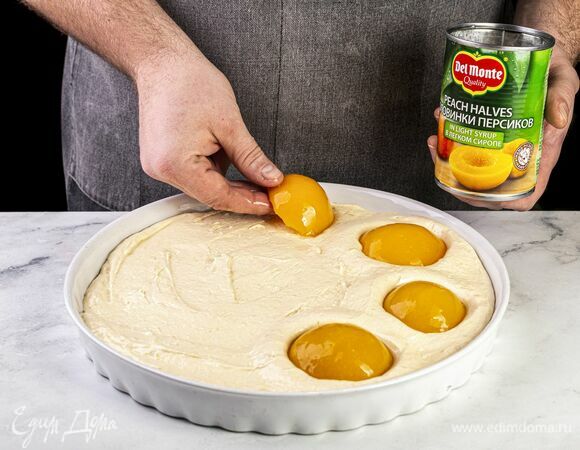 Форму выстелите пекарской бумагой. Вылейте получившееся тесто. Половинки персиков в легком сиропе Del Monte (1 банка — 420 г) выложите на тарелку и дайте стечь лишней жидкости. Выложите персики на тесто и слегка притопите. Посыпьте корицей. Выпекайте пирог 40 минут при 180°C в заранее разогретой духовке.
