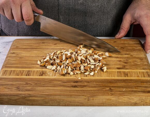 Измельчите миндаль.