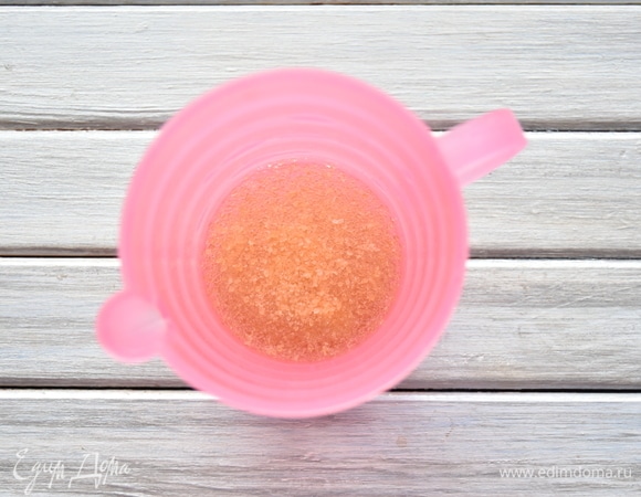 Желатин замочить в воде на 20–25 минут.