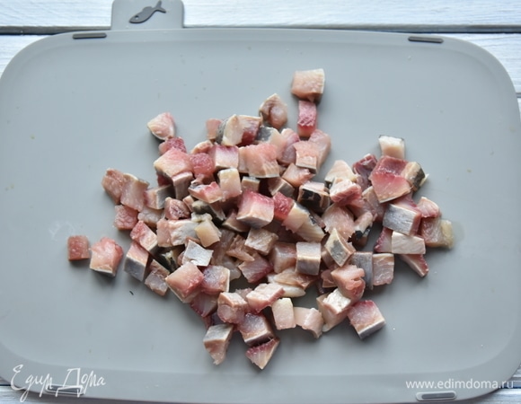 Разделать рыбу на филе, тщательно освободив от всех имеющихся косточек. Нарезать кубиками.