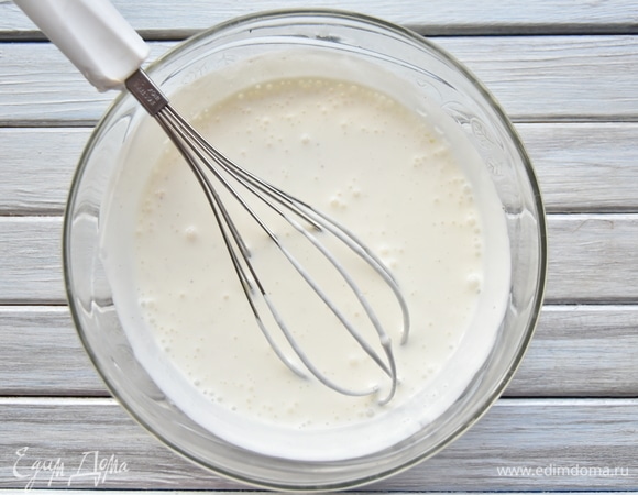 Желатин довести до кипения, не давая кипеть, размешать до полного растворения кристаллов и соединить со сметаной. Тщательно размешать смесь.