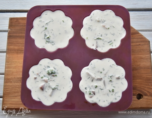 Разложить массу по порционным формам и оставить на 6–8 часов для застывания.