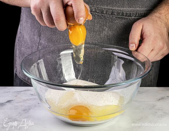 Вбейте яйца к сухой массе.