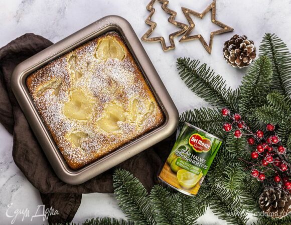 Выпекайте пирог при 180°C 40 минут. Готовность проверьте зубочисткой. Горячее изделие посыпьте сахарной пудрой.