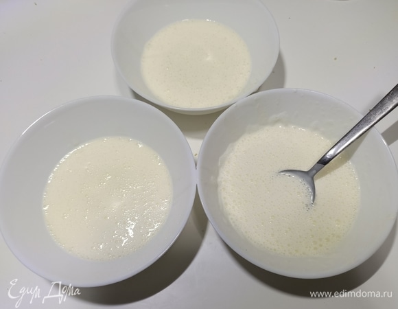 Желатин замочить в холодной воде на 10 минут. Затем растворить его в горячем молоке. Остудить. Смешать молоко и сливочный сыр. Разделить смесь на три части.